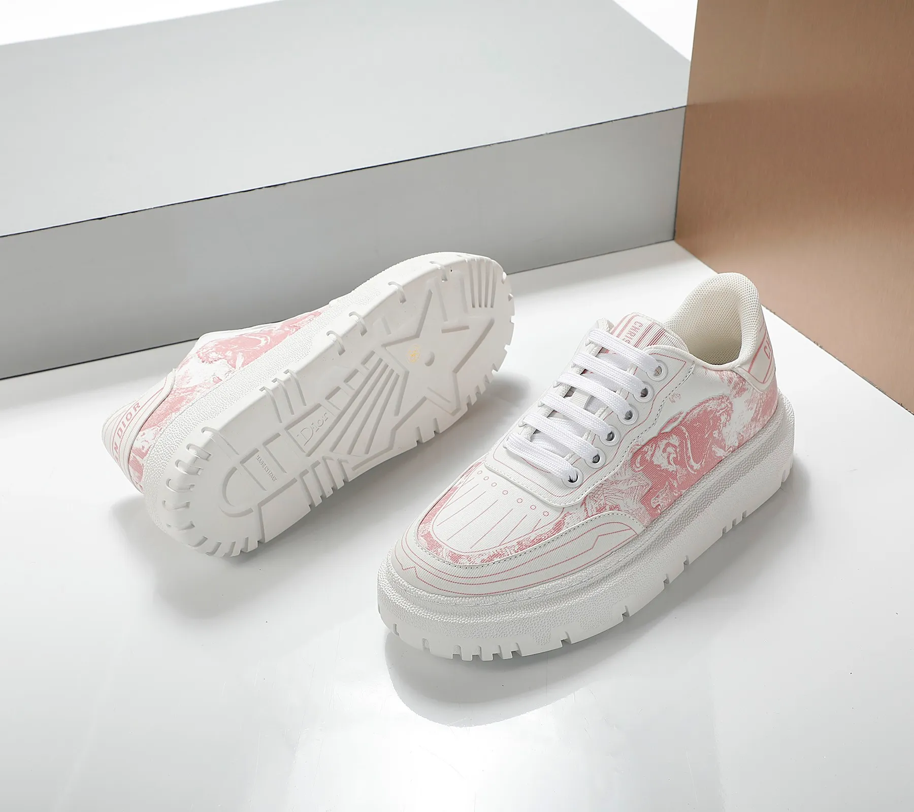👟👟Ex-factory price 460👟👟 2021ssDior casual white shoes, the same style as the ready-to-wear series 1️⃣Original mold opening 2️⃣Original cowhide➕Breathable mesh lining 3️⃣TPU evacuation outsole 4️⃣Injected latex sheepskin feet 5️⃣Full package at the counter Code number 35-40 (41 can be customized)